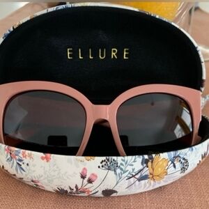 ❣️ NWT SUNGLASS SET WITH CASE